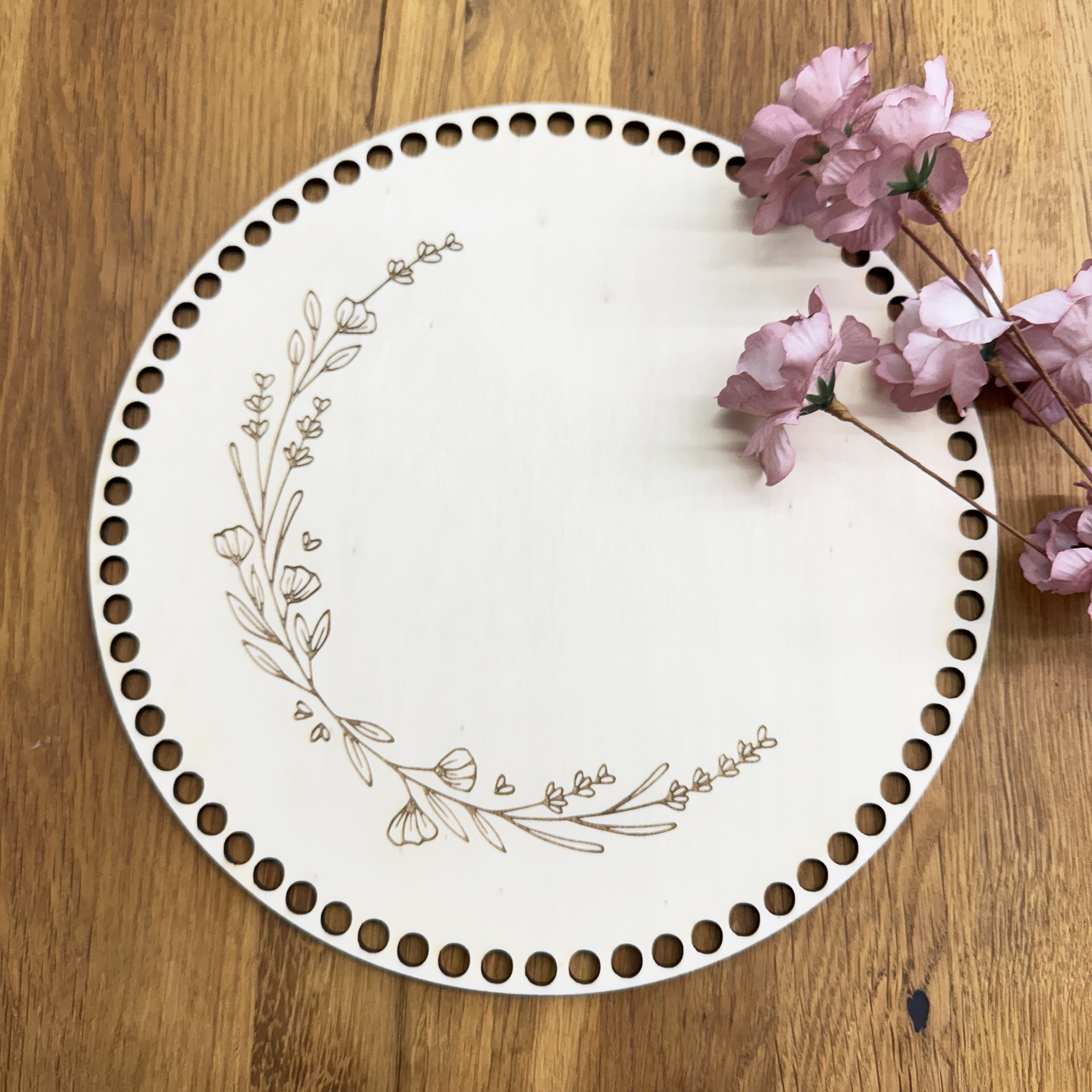 Holzboden mit Blumenrankengravur – für Häkelkörbe & Tabletts